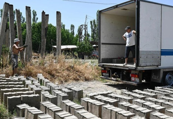 Шағын ауыл тұрғыны күріш қалдығынан экологиялық кірпіш құяды