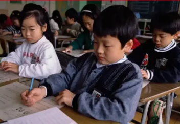 Жапония 10 жасқа дейінгі балаларға баға қою жүйесінен бас тартады