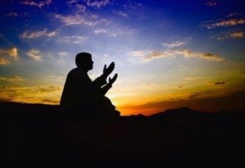 Мұсылмандар үшін дұғаның қандай маңызды екенін саудиялық қалай дәлелдеді? (ВИДЕО)