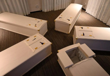 В Японии обрела популярность необычная антистресс-услуга — медитации в гробу