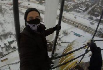 Мешіттің мұнарасына шығып, өз өнерін көрсетпек болған экстремал жамағаттың наразылығын тудырды (видео)