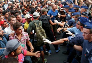 Еурокомиссия босқындарды қабылдаудан бас тартқан мемлекеттерге санкция салатынын жариялады