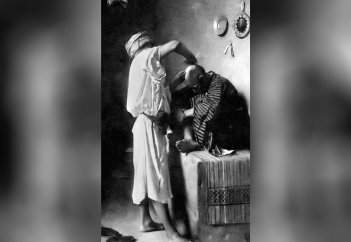 Белые и черные волосы