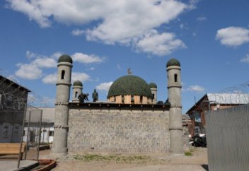 ТҮРМЕ ІШІНЕН ТӨРТ МҰНАРАЛЫ МЕШІТ ТҰРҒЫЗЫЛДЫ