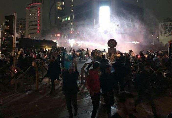 Впервые в Иране подожгли шиитскую правовую школу (ВИДЕО)