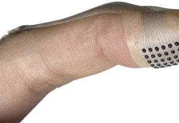 Смартфонға жанасу арқылы Брайл қарпін оқуға мүмкіндік беретін құрылғы жасалды (видео)