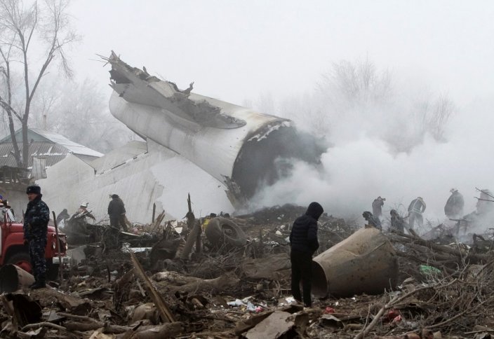 Грузовой Boeing 747 упал на поселок в Киргизии, погибли около 37 человек (Фото)