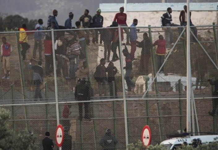 Сразу 600 мигрантов попытались прорваться из Марокко в Испанию (Видео)