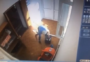 Жамбыл облысында жас жігіт мешіттегі садақа жәшігін ұрлап кетті (видео)