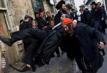 Израилдіктер Ақса мешітінде ішімдік ішті