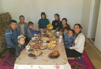 Қазақ полицей әр ұлттан бес бала асырап алды (фото)