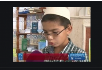 12-летний мальчик читает Коран в Карагандинской мечети