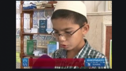 12-летний мальчик читает Коран в Карагандинской мечети