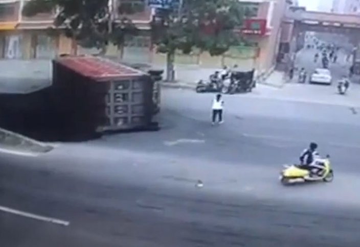 Мотоцикл жүргізушісі жүк көлігінің астында қалып қойды (видео)