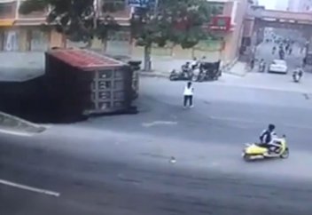 Мотоцикл жүргізушісі жүк көлігінің астында қалып қойды (видео)