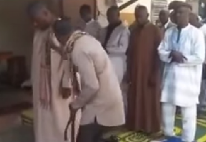 Африканский прихожанин не выдержал длительности намаза, попытавшись избить имама (видео)