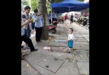 Әжесін полицейлерден қорғаған үш жасар бала (видео)