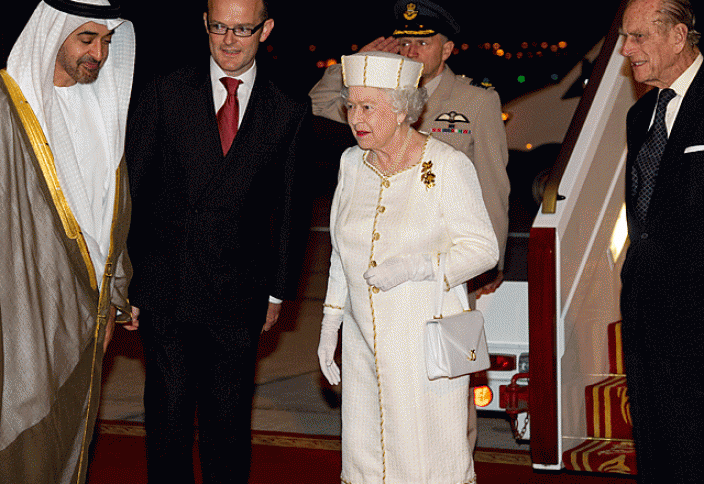 Нарушение Королевского протокола - внук эмира Дубая пожал Елизавете II руку