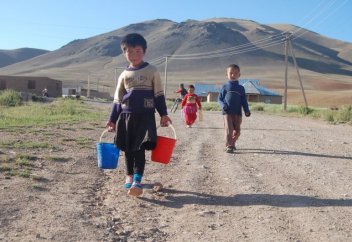 ЮНИСЕФ: Қырғызстанда миллионнан астам бала жоқшылық көруде