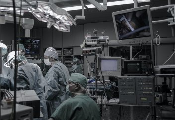 Зақымдалған жұлынға бекіткен импланттан сал болып қалған науқас жүріп кетті (видео)