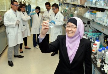 Шариғат шәлісін жамылған әйел короновирусты 5 минутта анықтайтын тест ойлап тапты