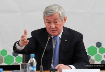 Бердібек Сапарбаев: Неге қазақтың қызы қытайға күйеуге шығады?