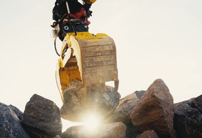 Жүргізушісі жоқ экскаватор биіктігі 6 метрлік дуал тұрғызды (видео)