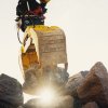 Жүргізушісі жоқ экскаватор биіктігі 6 метрлік дуал тұрғызды (видео)