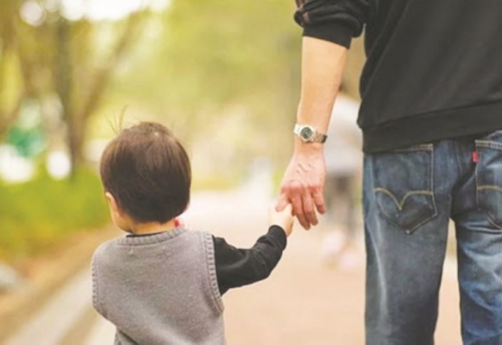 Жалғыз басты әкелер жалғыз басты аналармен теңестірілді