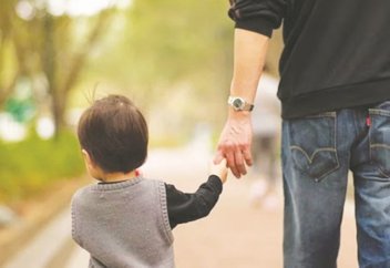 Жалғыз басты әкелер жалғыз басты аналармен теңестірілді