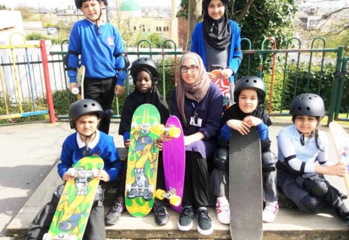 Скейтбордистка в хиджабе учит детей преодолевать барьеры (фото)