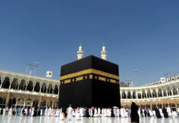 Харам мешітінде жамағатқа намаз оқытып, еңкілдеп жылаған имам (видео)