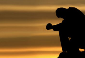 Исследование: 9 из 10 американцев предпочитают лечиться молитвой