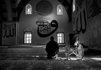 Кто-то рождается на свет здоровым, а кто-то инвалидом. В жизни часто бывает так, что кто-то, вследствие каких-либо причин, становится калекой. Кто-то всю свою жизнь живет в благоденствии, а чья-то жизнь представляет собой сплошную полосу невзгод и лишений.