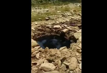 Жекеменшік үйдің ауласынан мұнай шықты (ВИДЕО)