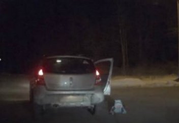 Жүріп бара жатқан көліктен кішкентай бала құлап түсті (видео)