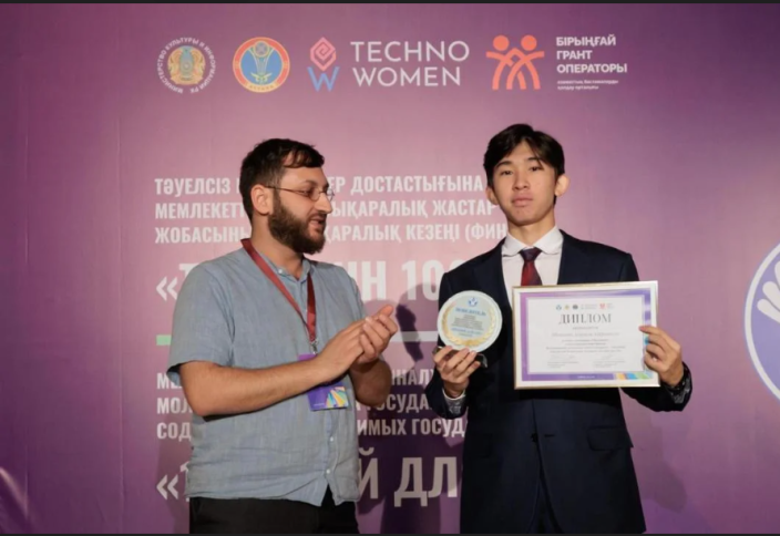 Казахстанский школьник разработал приложение, которое заинтересовало тысячи учеников