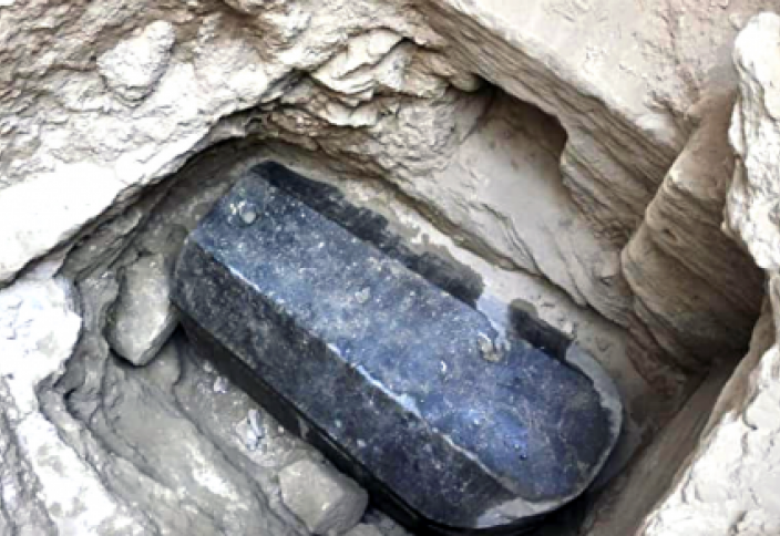 Таинственный черный саркофаг поднимут на поверхность в Египте (фото)