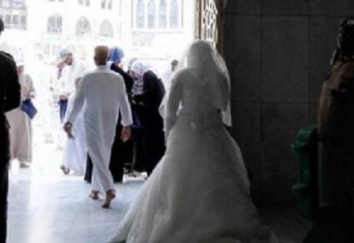 Невесту в свадебном платье не пустили в Заповедную мечеть (видео)