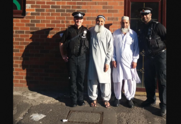 Десятки горожан ринулись к мечети с клеем и бумагой – зачем? (фото)