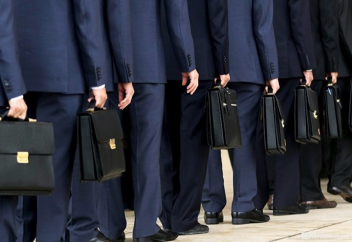 Казахстанских чиновников уволят за "магию" с расходами. Сенат одобрил законопроект о банкротстве физлиц