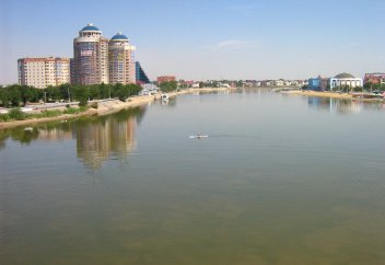 Жайық өзені үстінен жүзбелі балық дүкенін ашты (видео)