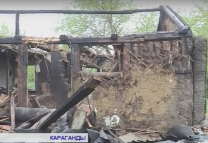 В Караганде мать-одиночка осталась на улице с пятью детьми из-за пожара