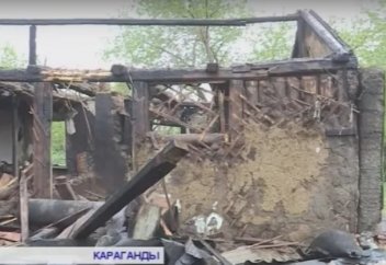 В Караганде мать-одиночка осталась на улице с пятью детьми из-за пожара