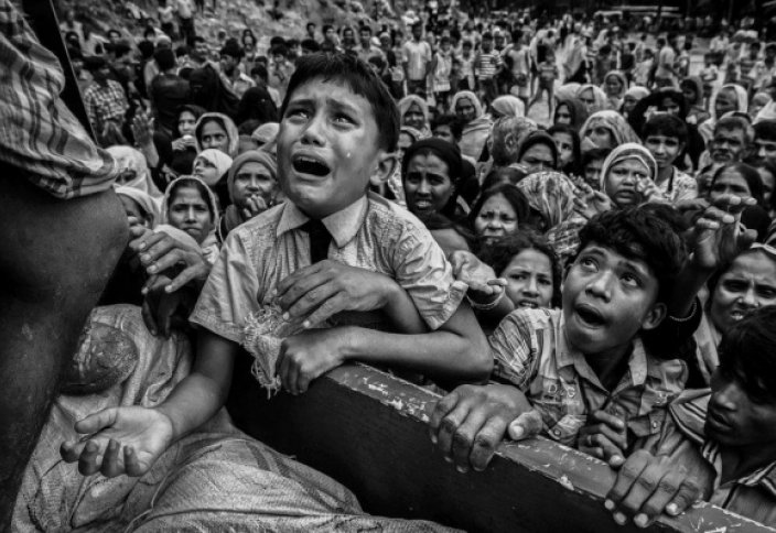 Слезы юного мусульманина-рохинджа, молящего о помощи, растрогали сердца миллионов