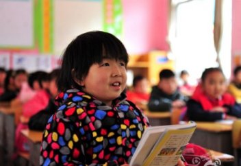 7 жастағы қыз ауру атасы мен әжесіне көмектесу үшін анасына ерген жоқ