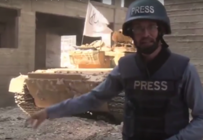 Сирияда репортаж жүргізіп тұрған тілшінің артындағы танктің күл-талқаны шықты (видео)
