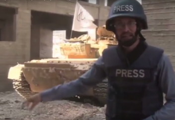 Сирияда репортаж жүргізіп тұрған тілшінің артындағы танктің күл-талқаны шықты (видео)