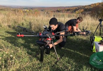 Проект Flash Forest намерен высадить миллиард деревьев при помощи дронов-артиллеристов. Команда роботов-фермеров эффективно истребляет сорняки электрическими разрядами