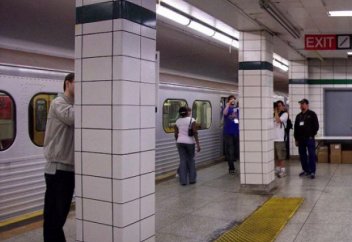 Жители Канады хотят защитить мусульман, сопровождая их